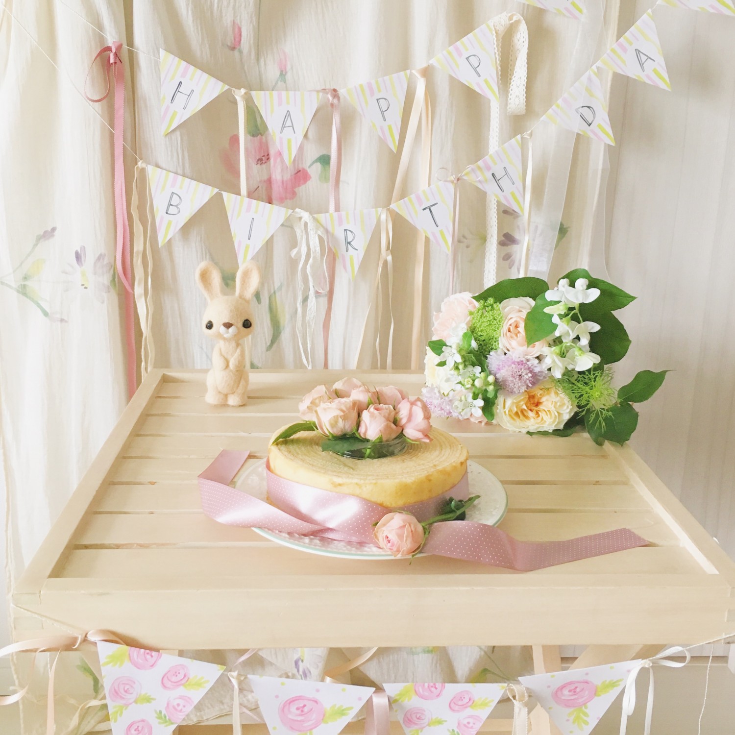 バラとケーキとシャビーなガーランド