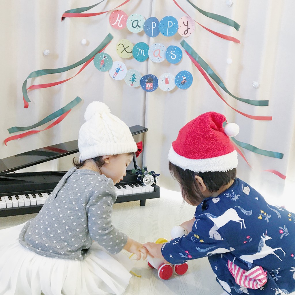 クリスマスガーランドと少女