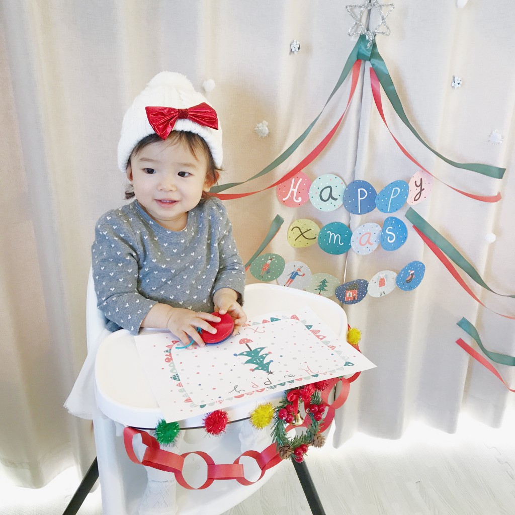 クリスマスデコレーションの椅子に座った少女