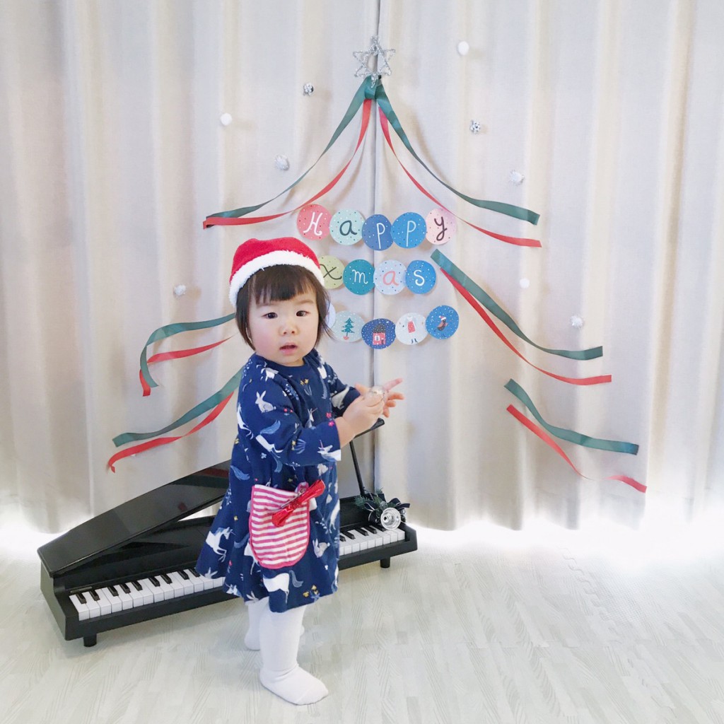 ピアノとガーランドと少女