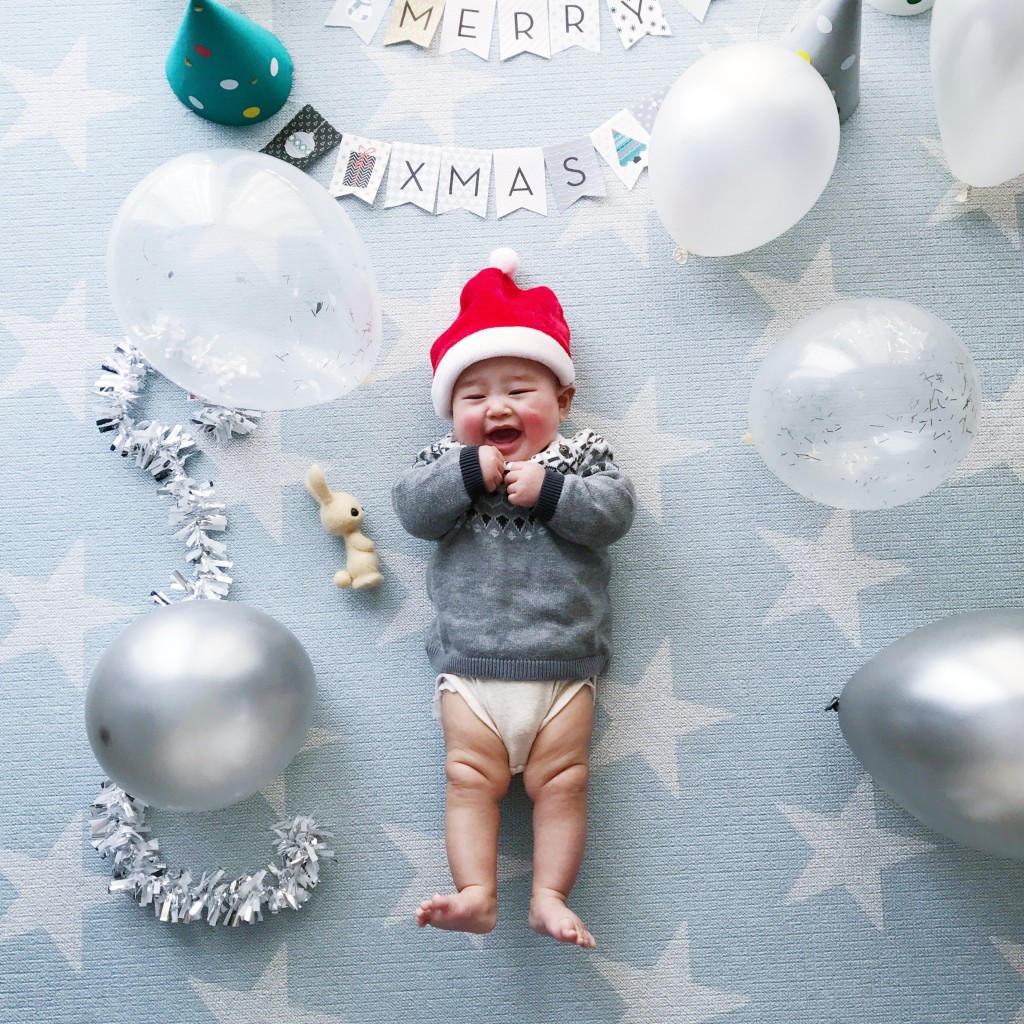赤ちゃんとクリスマスガーランド